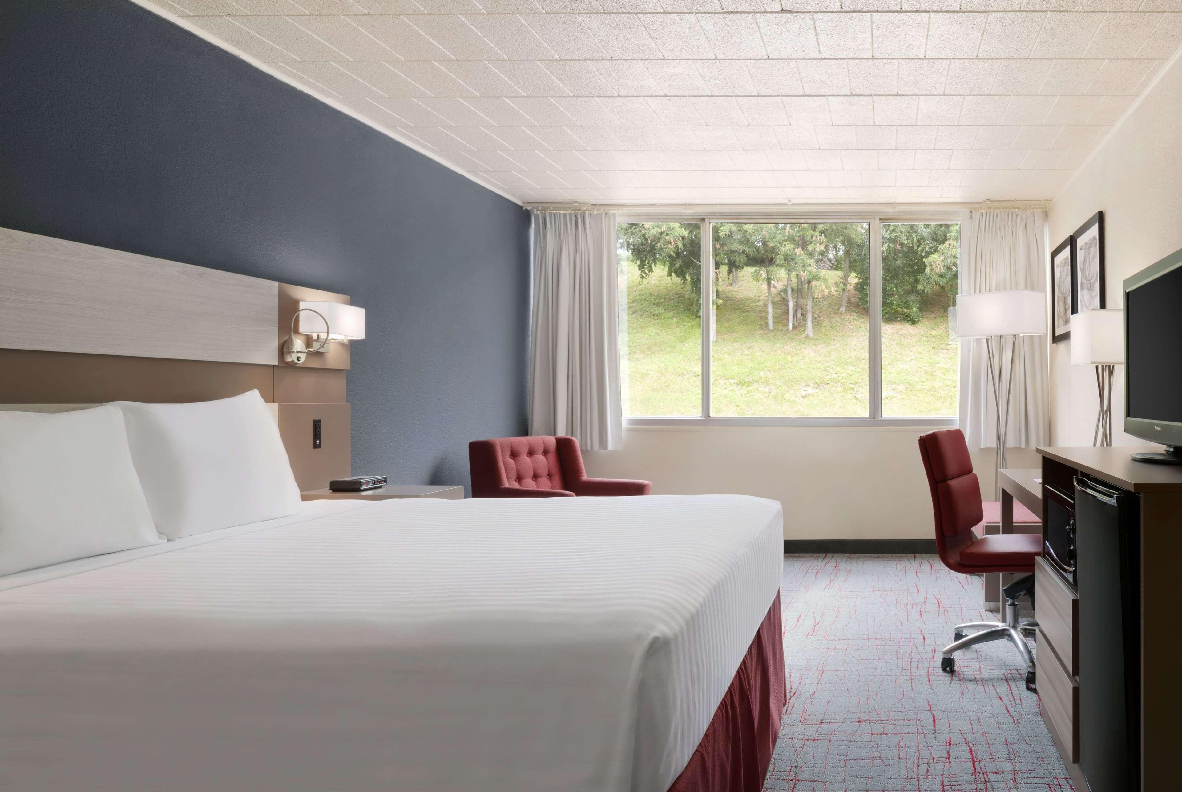 Ramada By Wyndham Uniontown Hotel Eksteriør billede